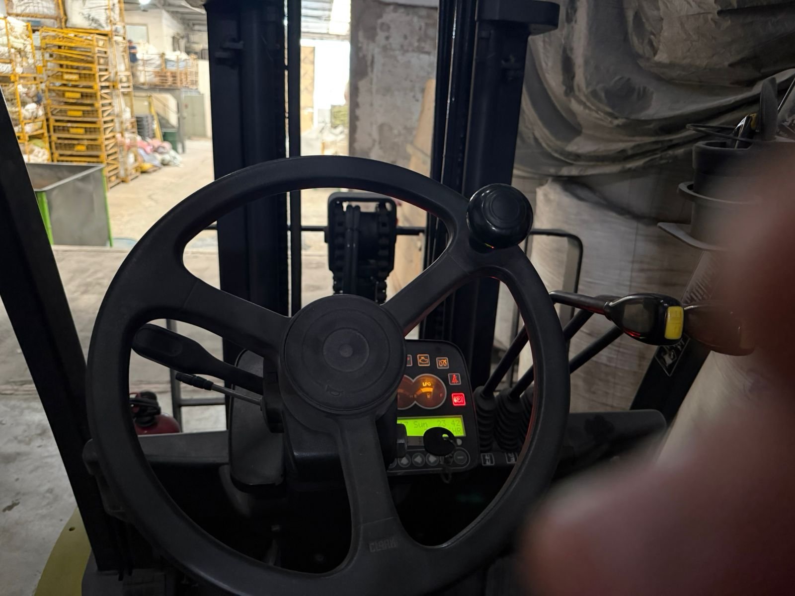 Empilhadeira Clark triplex para 3.5 ton — foto 2