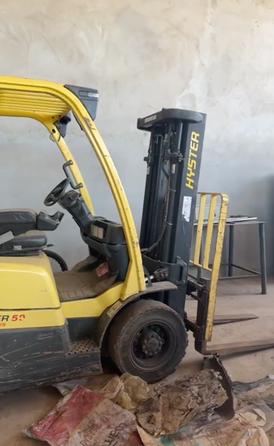 Empilhadeira 2.500 Ton. Á Gás - Marca Hyster — foto 3