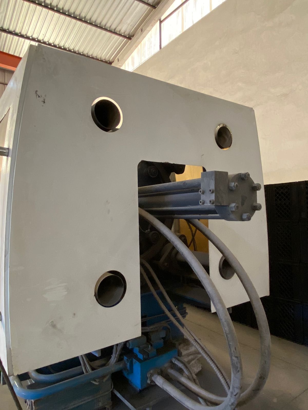 Injetora PTX 570 Ton Injeta Peças Grandes de PVC — foto 3